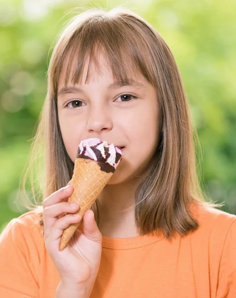 Menina com sorvete — Fotografia de Stock