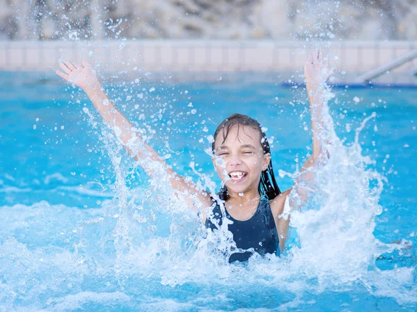 Счастливая девушка в бассейне — стоковое фото