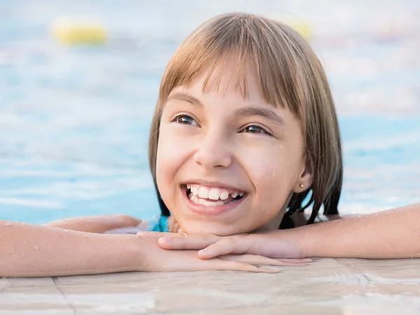 Gelukkig meisje in pool — Stockfoto