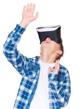 Vr gözlüklü genç çocuk