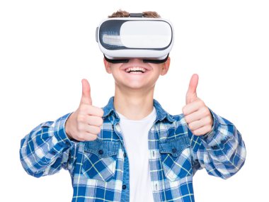 Vr gözlüklü genç çocuk