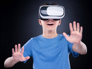 Vr gözlüklü genç çocuk