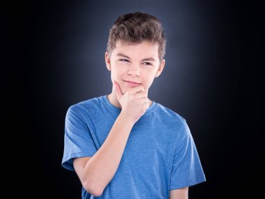 Duygusal genç çocuk portresi