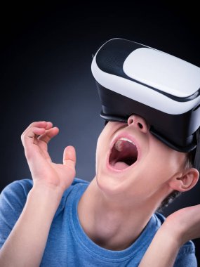 Vr gözlüklü genç çocuk