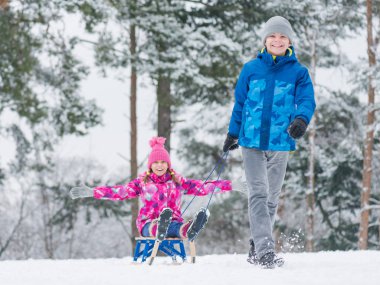 Çocuk kar kızağı ile Çal