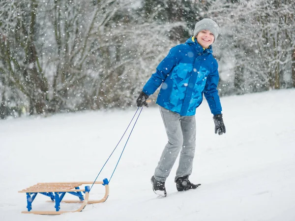 Jeux d'enfants dans la neige avec traîneau — Photo