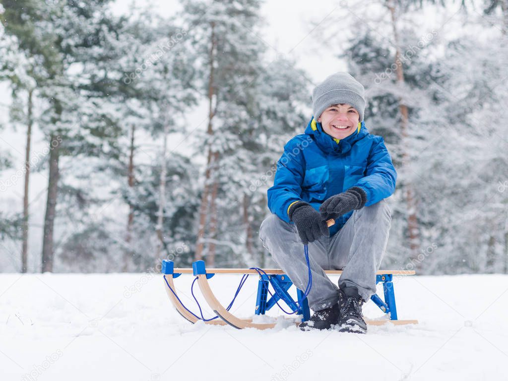 Child play in snow with sled