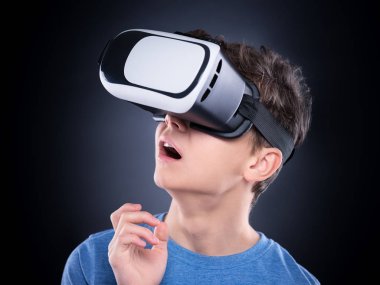 Vr gözlüklü genç çocuk