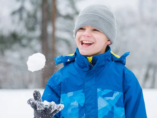 Child play in snow on winter day — Stock Photo, Image