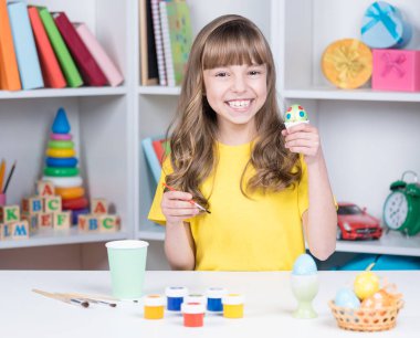 Paskalya tatili - yumurta Boyama Çocuk