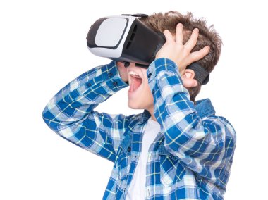 Vr gözlüklü genç çocuk