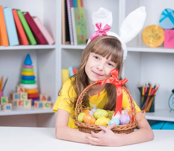 Διακοπές το Πάσχα - αυγά χρωματισμό το παιδί — Φωτογραφία Αρχείου