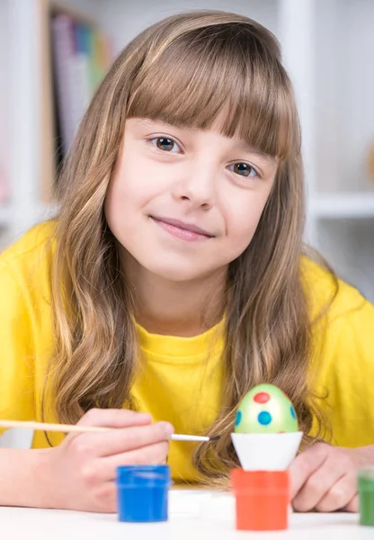 Osterferien - Kind färbt Eier — Stockfoto