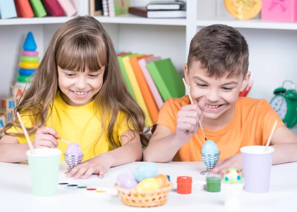 Vacances de Pâques - oeufs à colorier enfant — Photo