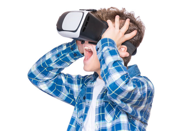 Мальчик-подросток в очках VR

