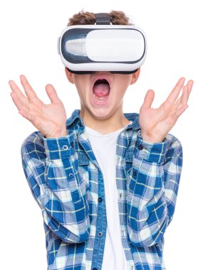 Vr gözlüklü genç çocuk