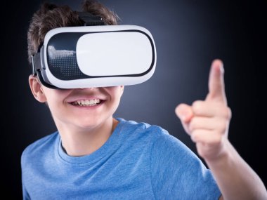 Vr gözlüklü genç çocuk