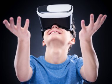 Vr gözlüklü genç çocuk
