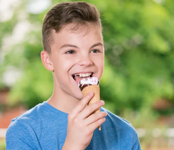 아이스크림을 먹고 있는 소년 — 스톡 사진