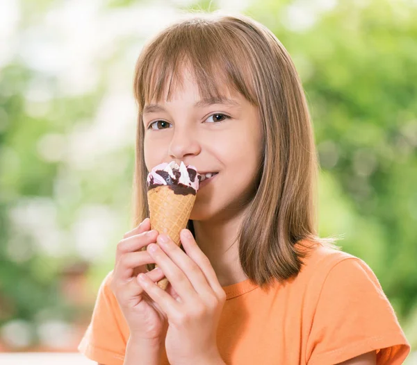 Chica con helado — Foto de Stock