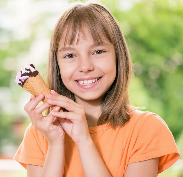 Fille avec crème glacée — Photo