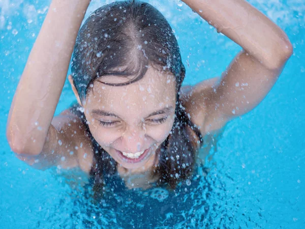 Menina feliz na piscina — Fotografia de Stock