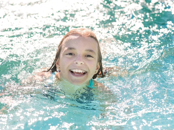 Glad tjej i poolen — Stockfoto