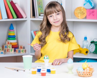 Paskalya tatili - yumurta Boyama Çocuk