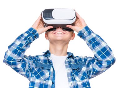 Vr gözlüklü genç çocuk