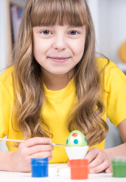 부활절 휴일-계란을 착 색 하는 아이 — 스톡 사진