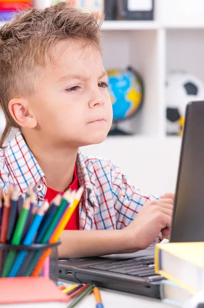 Kleine jongen die op laptop werkt — Stockfoto