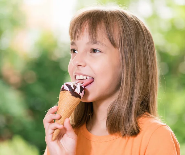 Mädchen mit Eis — Stockfoto