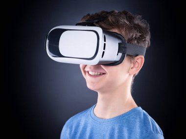 Vr gözlüklü genç çocuk