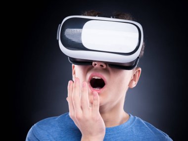 Vr gözlüklü genç çocuk