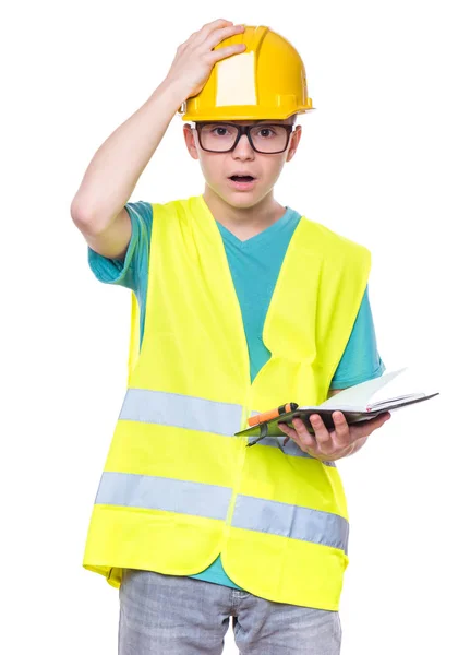 Menino usando chapéu amarelo duro — Fotografia de Stock