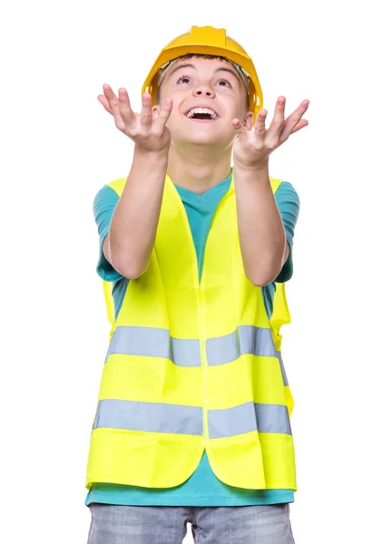 Menino usando chapéu amarelo duro — Fotografia de Stock