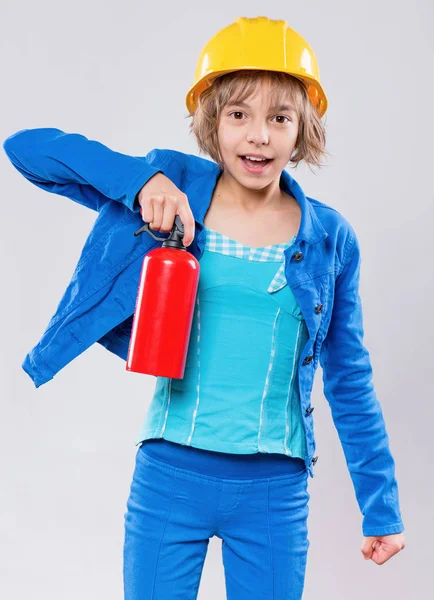 Menina usando chapéu duro amarelo — Fotografia de Stock