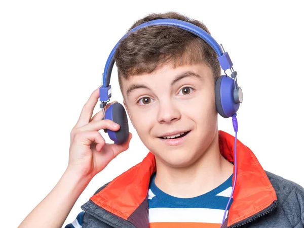 Adolescente chico con auriculares — Foto de Stock