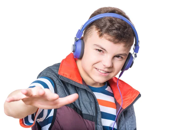 Adolescente chico con auriculares — Foto de Stock