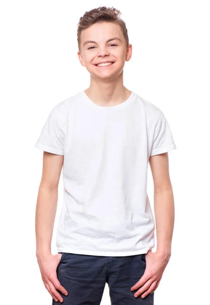 T-shirt branca no menino adolescente — Fotografia de Stock