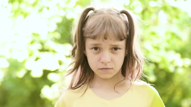 Fille dans le parc regardant caméra — Video