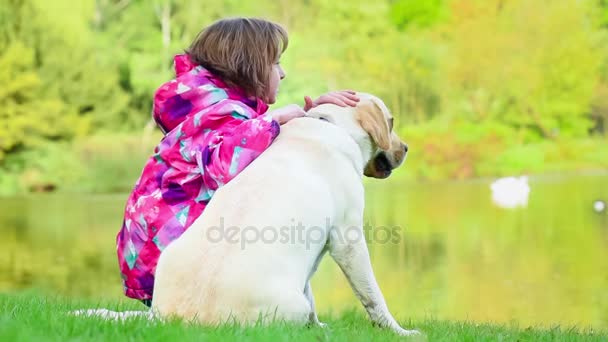 Girl with labrador retriever dog — Stock Video