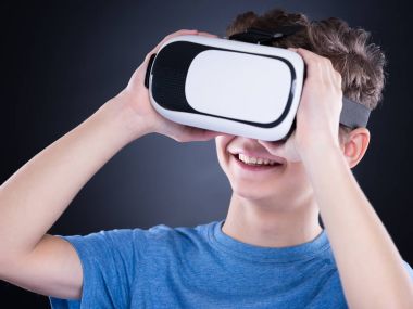 Vr gözlüklü genç çocuk