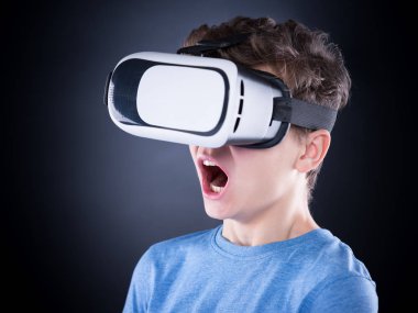 Vr gözlüklü genç çocuk