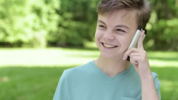 Adolescente no parque da cidade — Vídeo de Stock