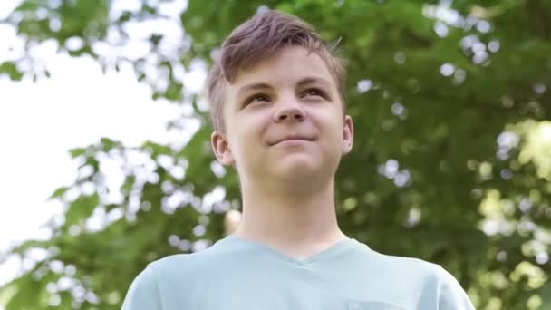 Adolescente no parque da cidade — Vídeo de Stock