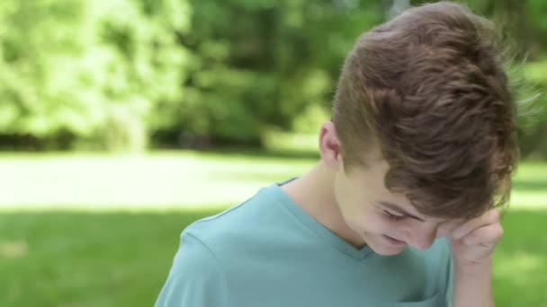 Adolescente chico en ciudad parque — Vídeos de Stock