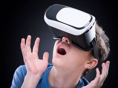 Vr gözlüklü genç çocuk