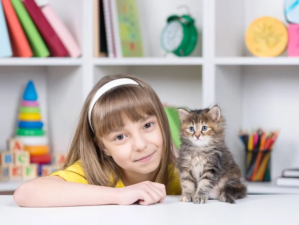 Κοριτσάκι με γατάκι στο σπίτι — Φωτογραφία Αρχείου