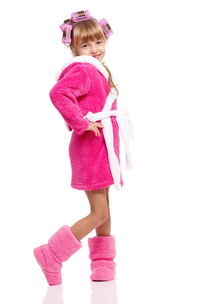 분홍색 목욕 가운에 어린 소녀 — 스톡 사진